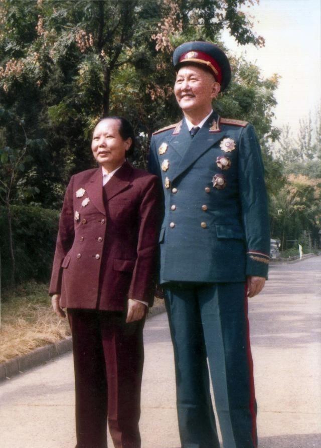 洪学智主动追求十七岁的张文，但张文却因他脸上的麻子而犹豫不决
1936年5月的陕