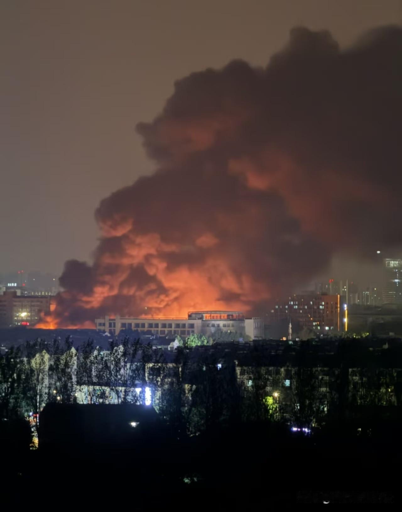 合肥包河区昨晚一仓库发生大火。
火已经灭了，无人员伤亡。