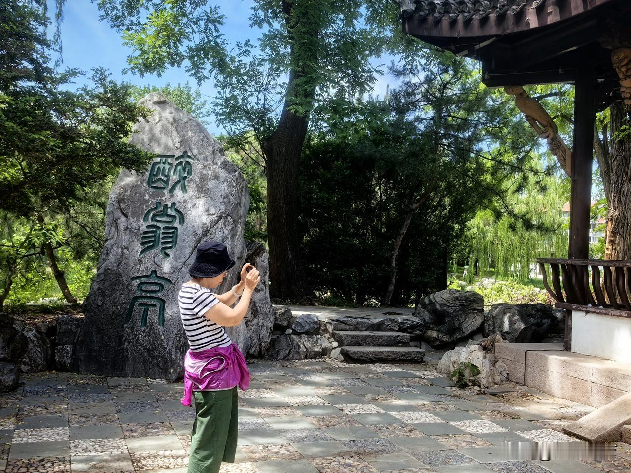 陶然亭公园的华夏名园汇集了不少华夏大地的著名楼亭——醉翁亭、谪仙亭、沧浪亭、独醒