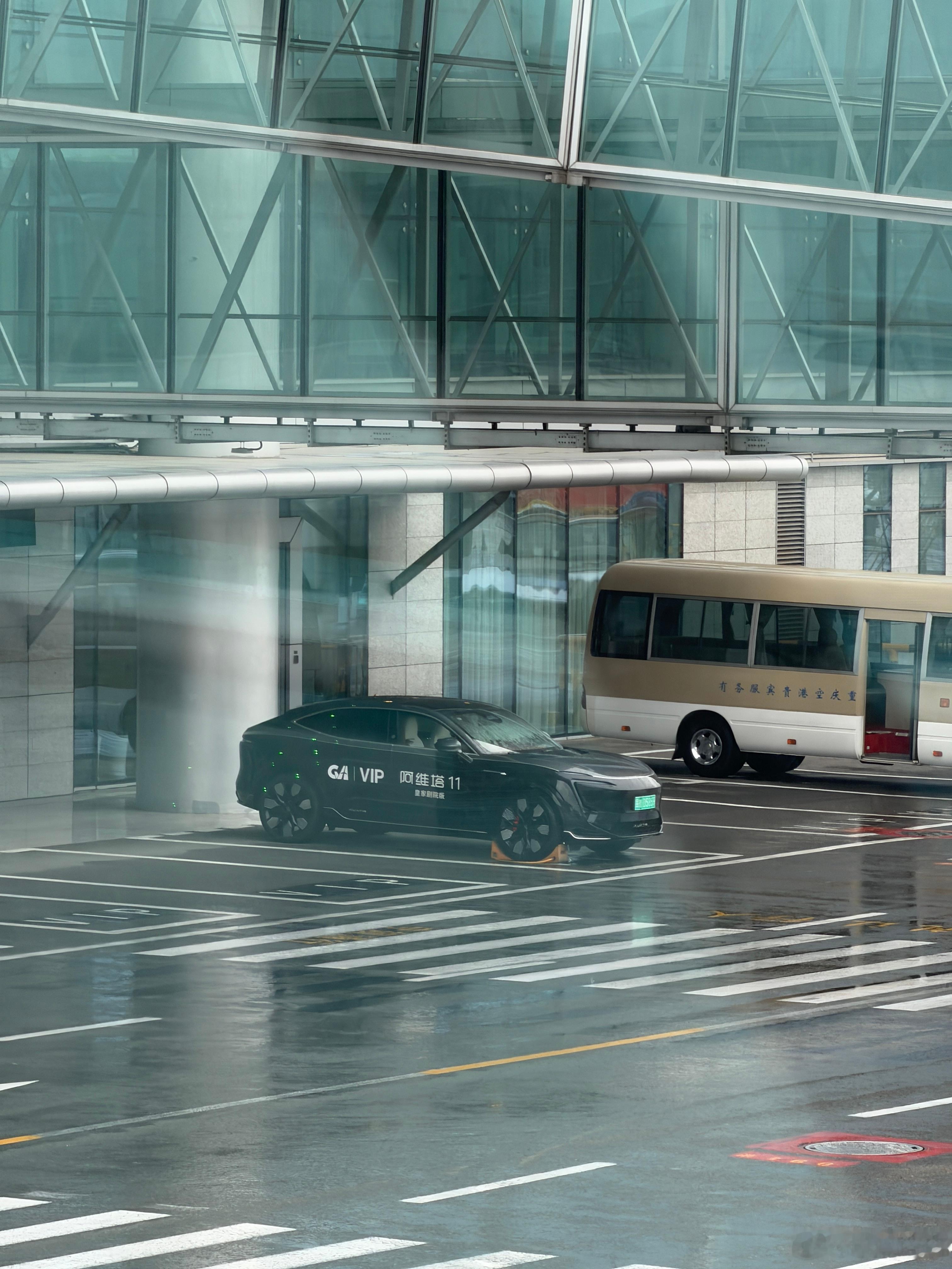 重庆机场的VIP接待车是阿维塔11在阿维塔现在这套设计语言当中我觉得11是最适合