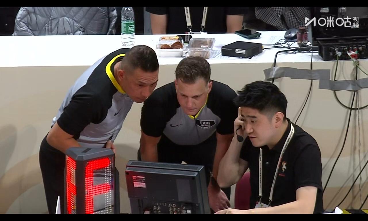 裁判抢戏太无聊，最后0.3秒看什么回放？让少数1分不行吗？

中国队最多落后18