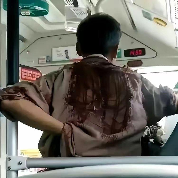 这衣服，千万别让巴黎世家看到 ​​​
