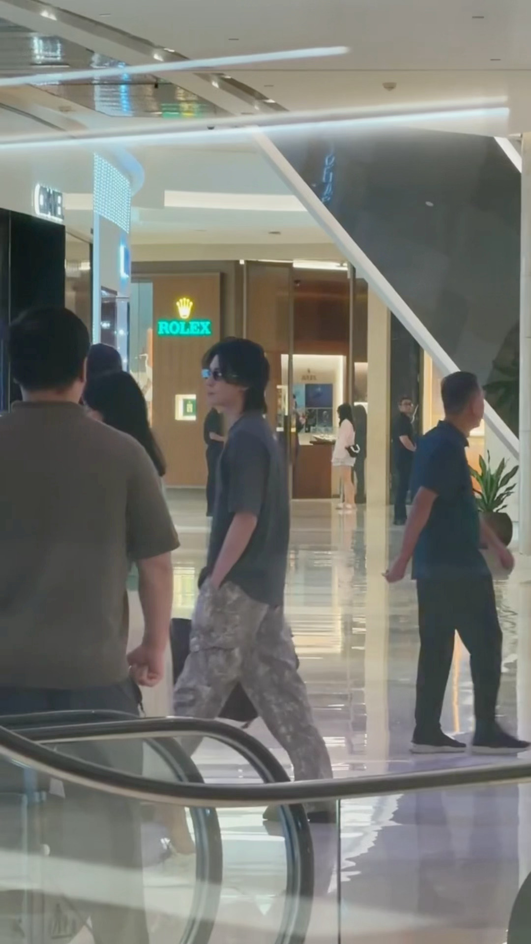 王鹤棣新加坡逛LV店偶遇王鹤棣新加坡逛LV店LV代言人去逛LV啦 王鹤棣帅爆了 