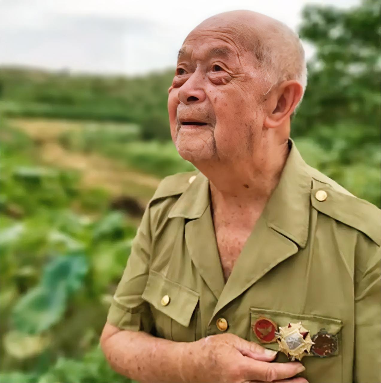 抗美援朝时，他一人歼敌400余人，立下汗马功劳，复员时，喜报地址写错，苦干36年