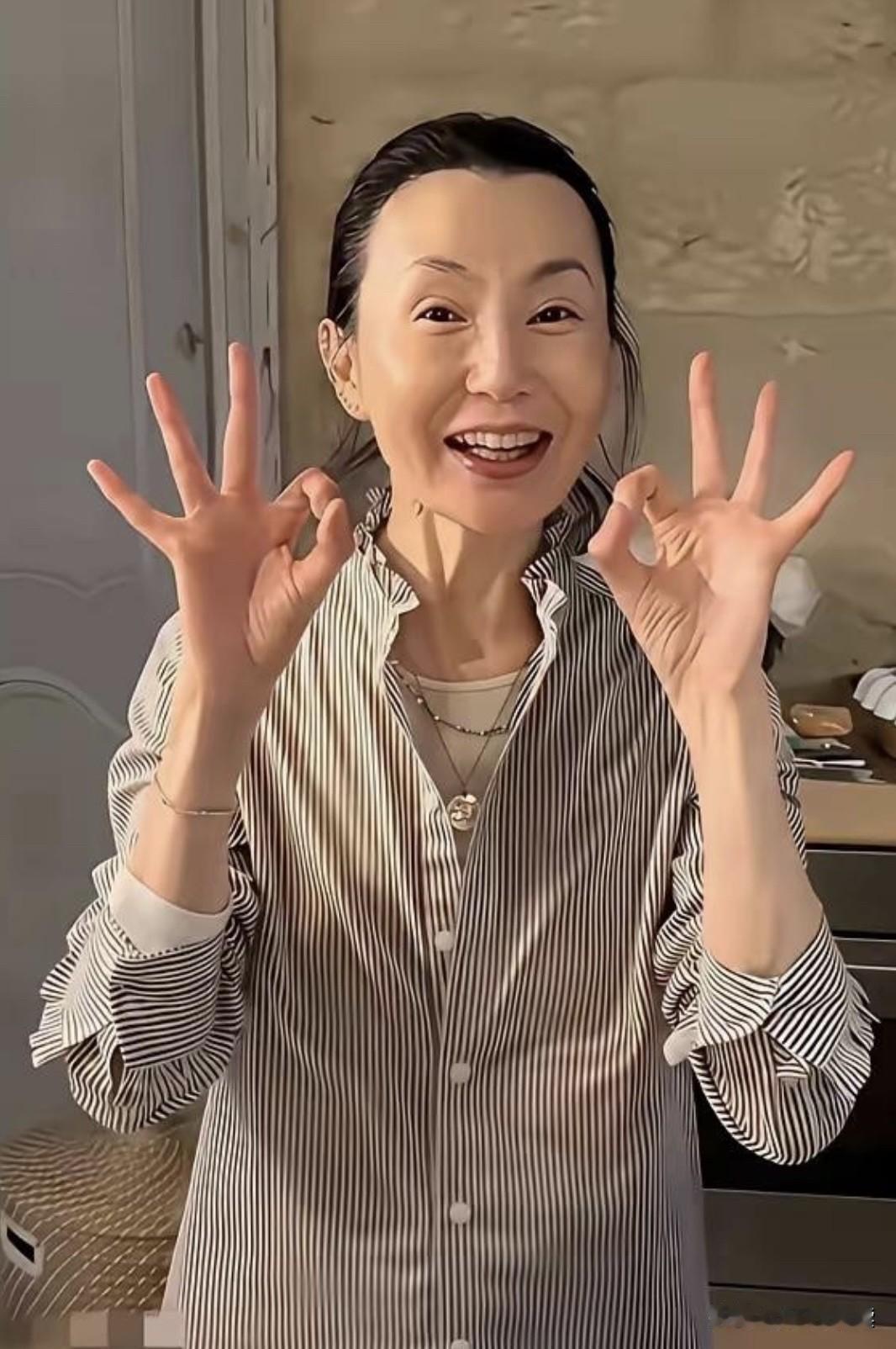哈哈，有人说她这件上衣2万9，有这么贵吗？