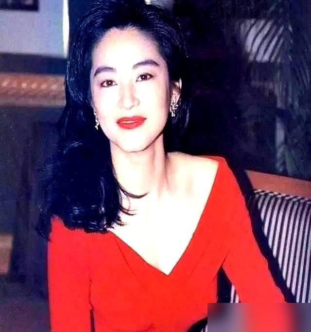 谁能想到，70岁的林青霞，自爆的猛料是年轻时给张叔平看全裸拍立得。这事，就离谱。