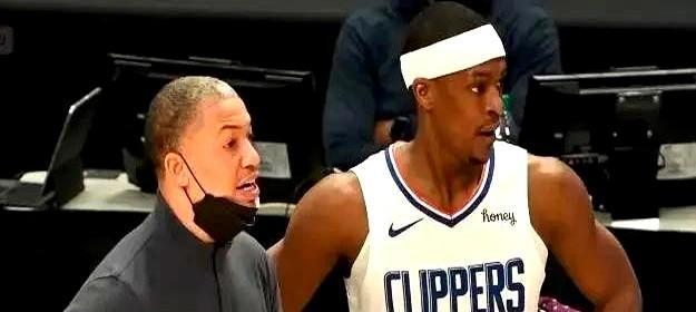 考辛斯在节目里拍桌子的样子，像极了每个在单位憋闷的老员工。
“固定模式”四个字，