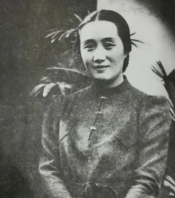 1950年，宋时轮在一家饭店吃饭，正吃着，有人说这家饭店的老板是一个女性，叫董竹