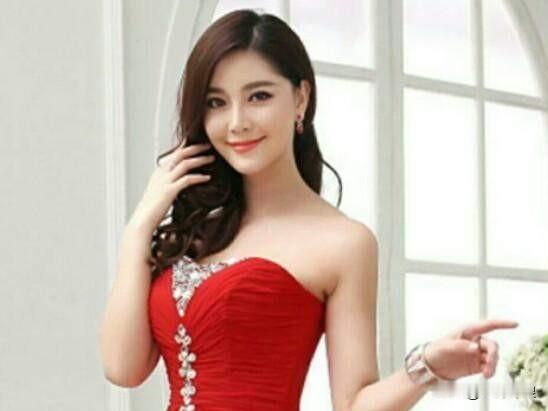 导演对赵雨菲如此评价！
导演说
赵雨菲的表演
细雨润荷花
娇美而艳丽