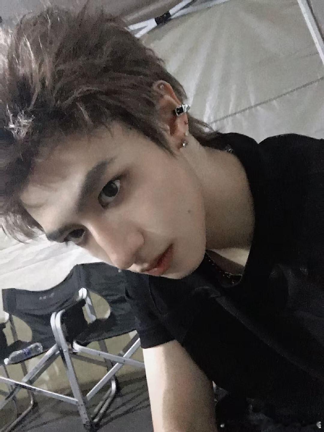 朱志鑫混血感自拍朱志鑫随手出片九宫格里每一张都在刷新颜值上限，浓颜混血感扑面而来