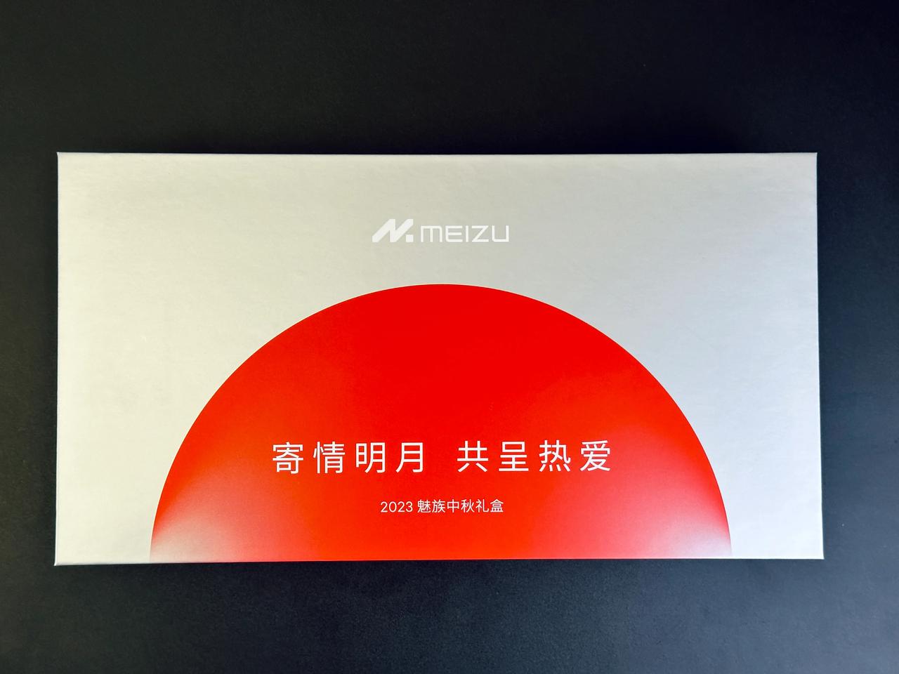 双节将至，收到了魅族的中秋礼盒，今年第一份来得真早，感谢魅族。
一杯暖咖，亲友相