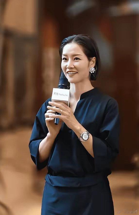 李娜为劳力士剪彩，李娜是真厉害，退役这么久还有代言，还有这么大的影响力！！娜姐牛