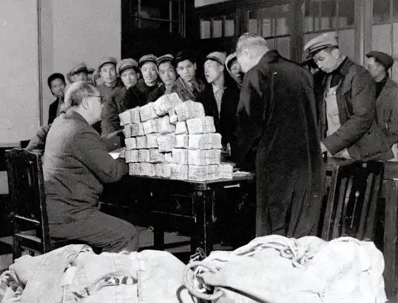 1945年，汉奸带着10亿法币和100多根金条投奔新四军，让陈毅都感觉难以置信，