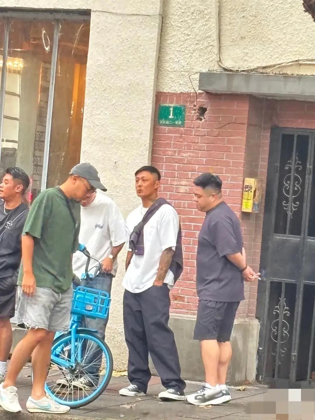 在上海偶遇了香港最霸气最帅气的男人，就安静的站在那里就好有气场，真的太有范儿了，