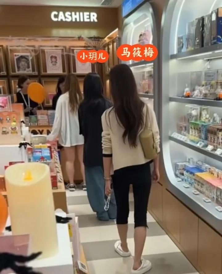 汪家的直播账号被封后，马小梅顺势上位成为新主播。为了快速给她立人设、制造话题热度