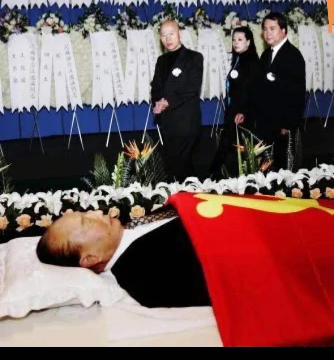 2005年12月，上海龙华殡仪馆，汪道涵病逝后，一张罕见的遗容，照片中的他身穿西