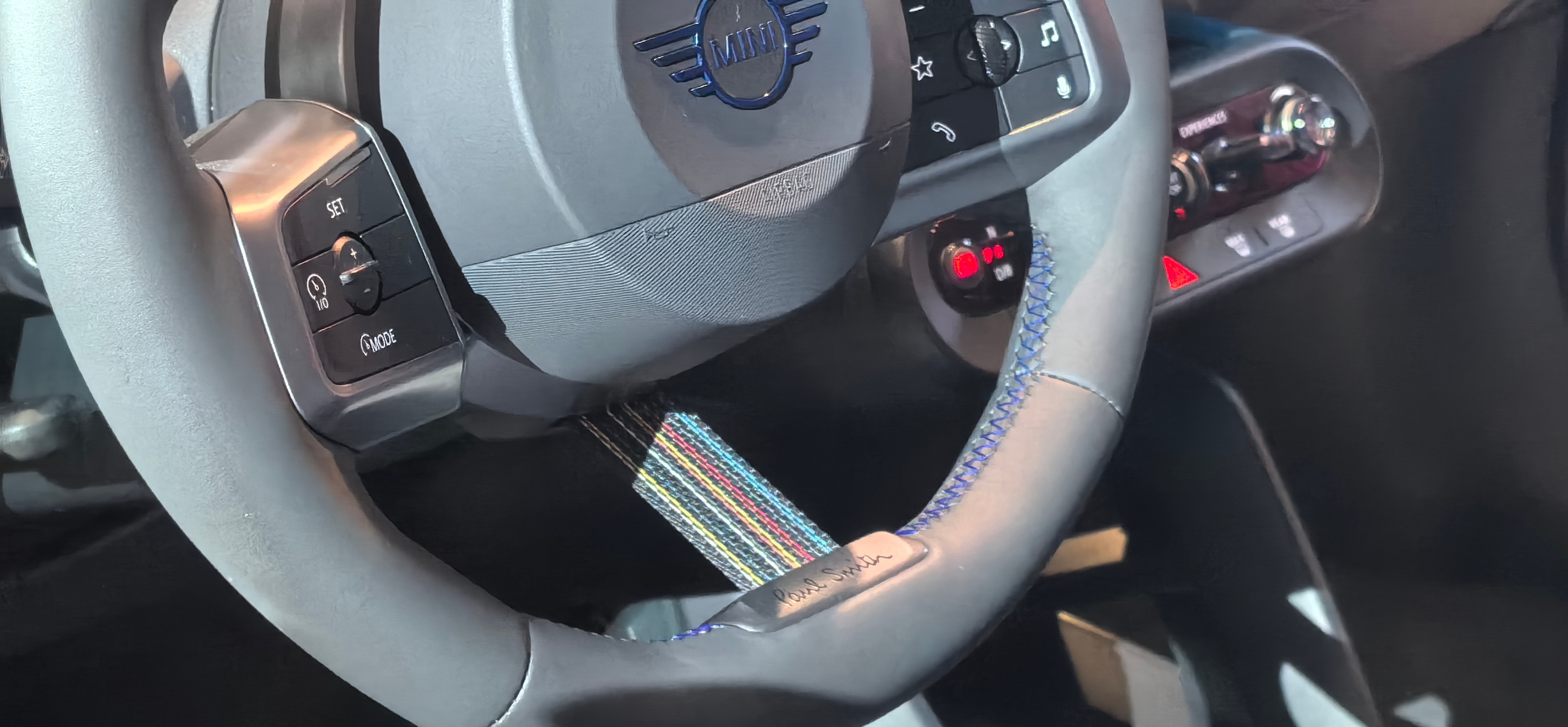 电动MINI COOPER PAUL SMITH设计师款中国市场开启预售。羊皮纸