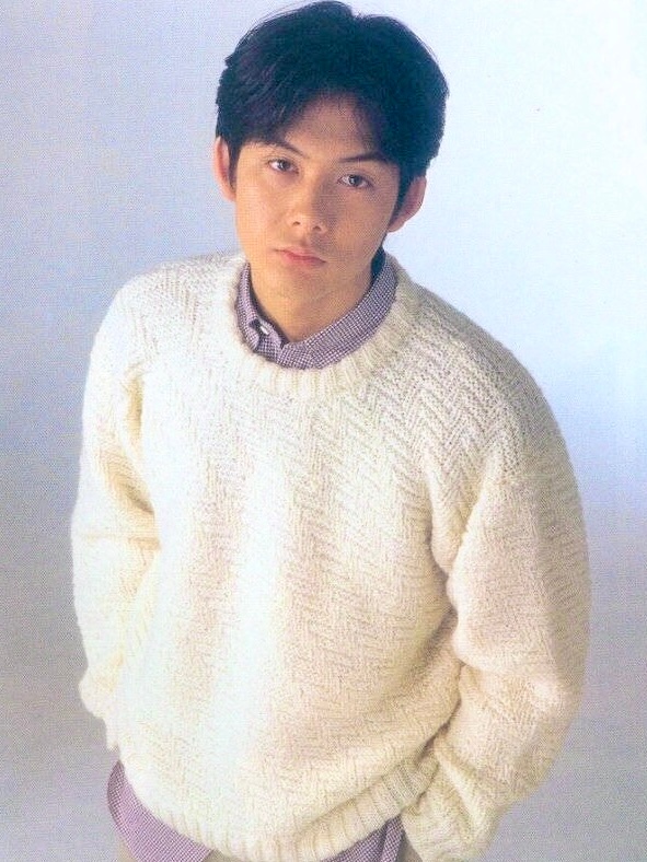 1996年，十八岁的柏原崇，为日本杂志拍摄的毛衣写真。 