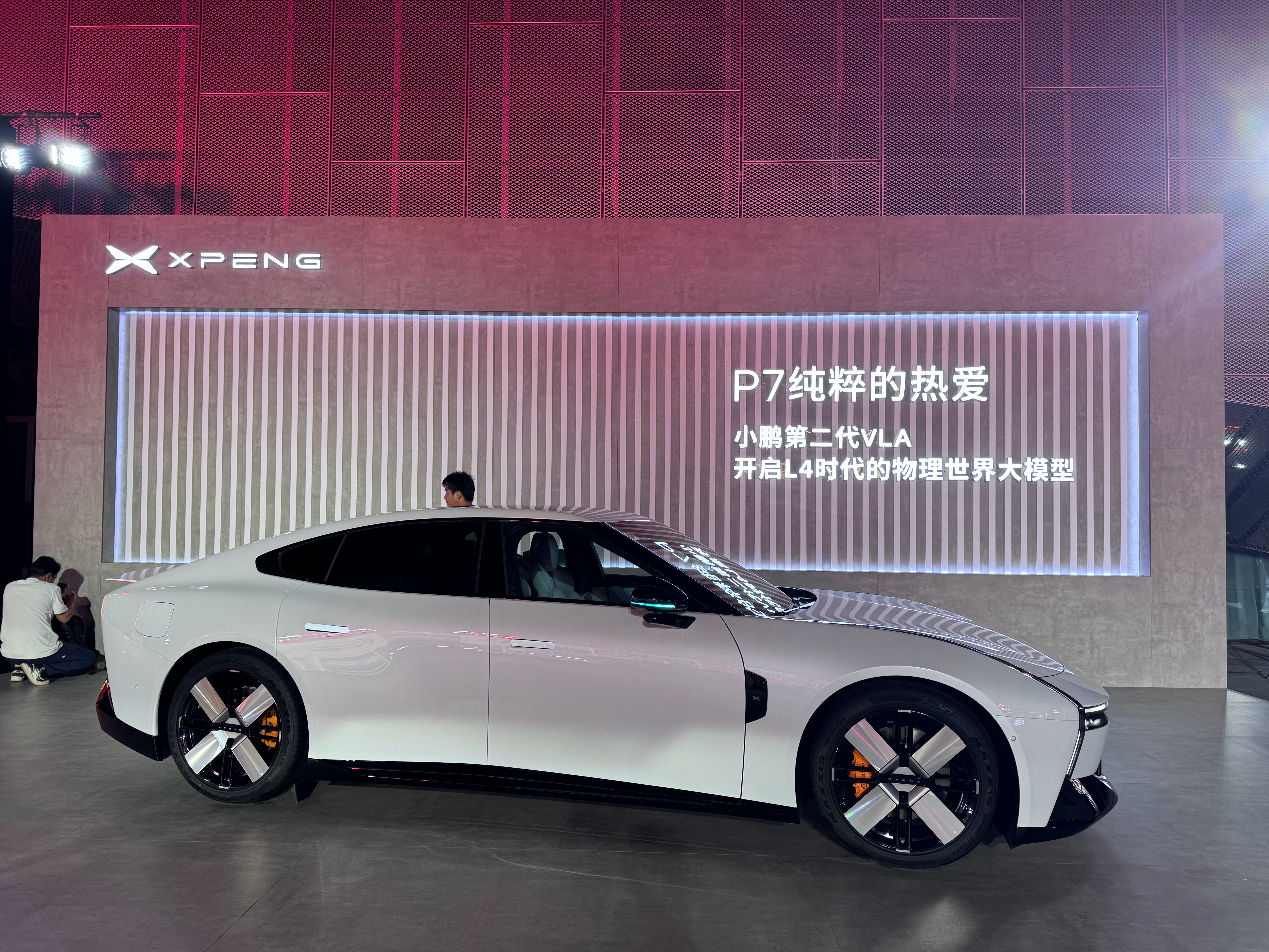 小鹏P7新增了三款颜色：星曜红、暗夜黑、星云白，内饰也新增了引力红和熔岩灰。另外