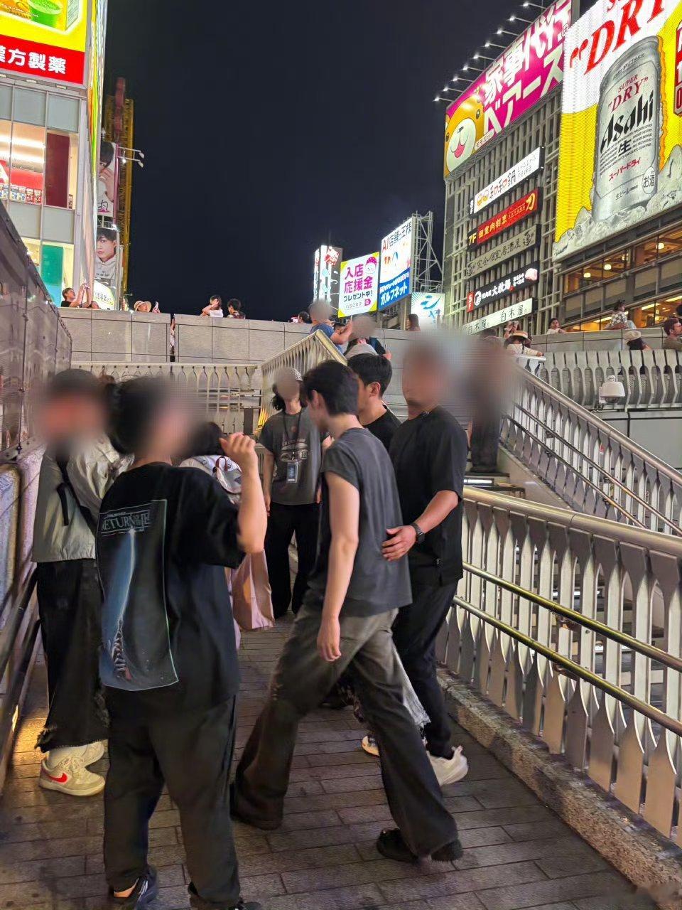 网友在大阪心斋桥偶遇朴成训没招了没话说了……随便路拍都帅的如此权威啊小哥哥[捂嘴