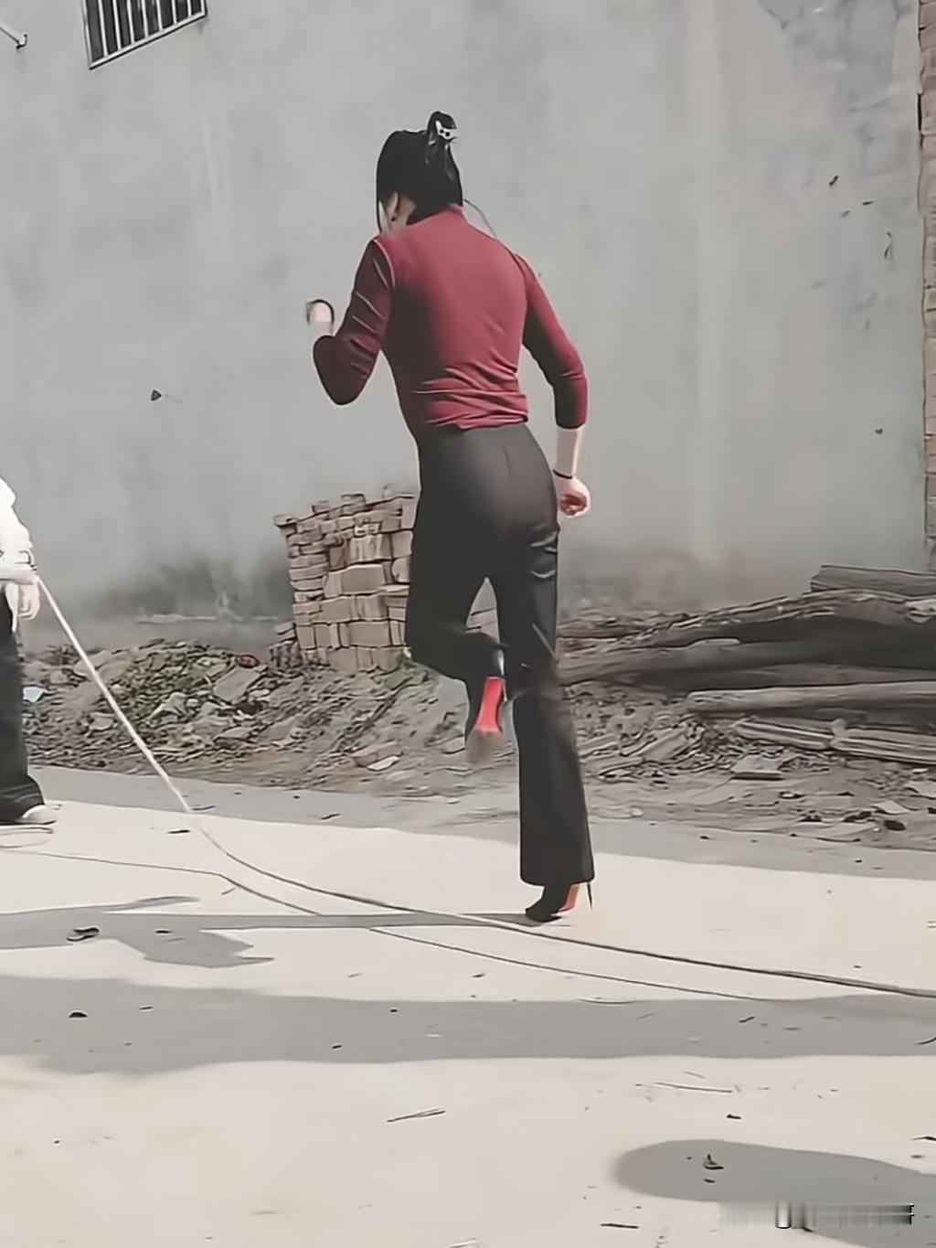 穿高跟跳绳的见过，穿红底高跟跳绳的是第一次