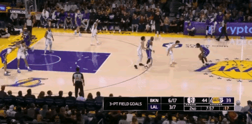 NBA历史第一次父亲给儿子助攻，詹姆斯助攻詹姆斯三分命中，是的，你没看错，勒布朗