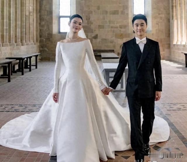 奚梦瑶Dior婚纱意外带火何超琼，隔着35年，才懂什么叫高级不败给奢华