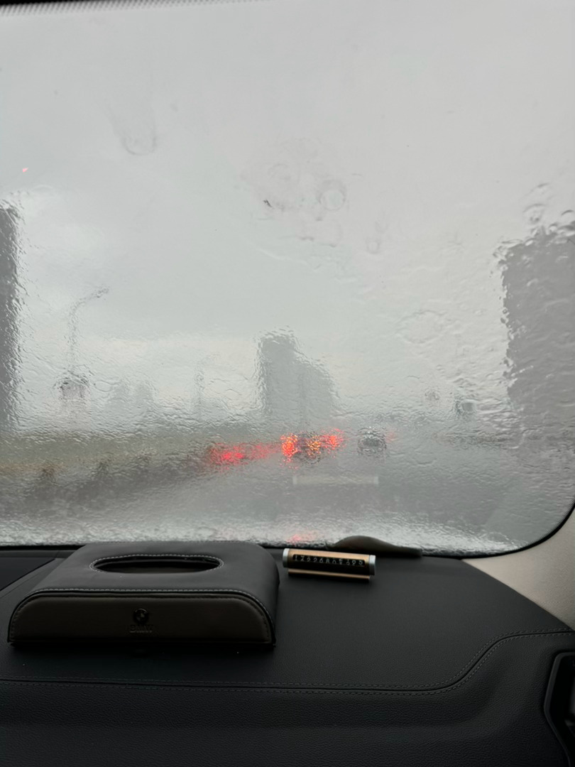 一瞬间，能见度不到十米，昆明雨幕 昆明