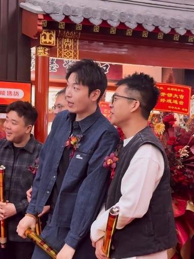 德云社落沪，是南北曲艺深度交融的标志性事件。北方相声扎根上海，与海派滑稽戏、清口