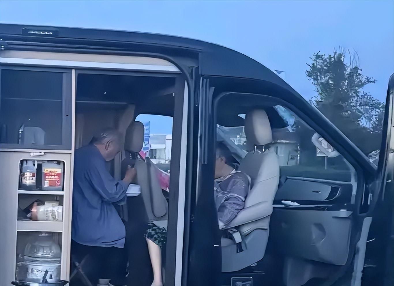 【刘培金护瘫痪妻自驾远行山河为伴，孙玉良：我也想趁能动环游世界】新疆赛里木湖服务