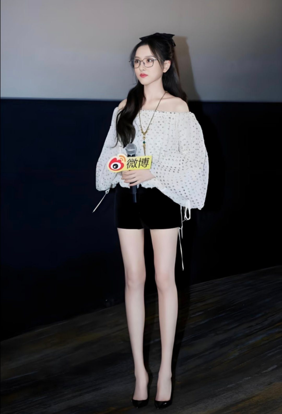 宋祖儿这腿是真又细又直又白，线条还这么好看，这简直就是梦中情腿啊