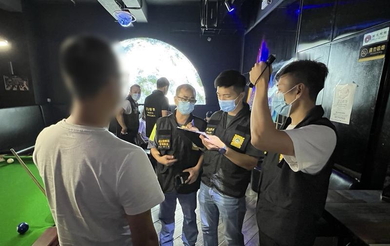 近日，粤港澳三地警方开展“断鸢”联合行动，捣毁了一个跨境操纵卖淫集团。以下是此次