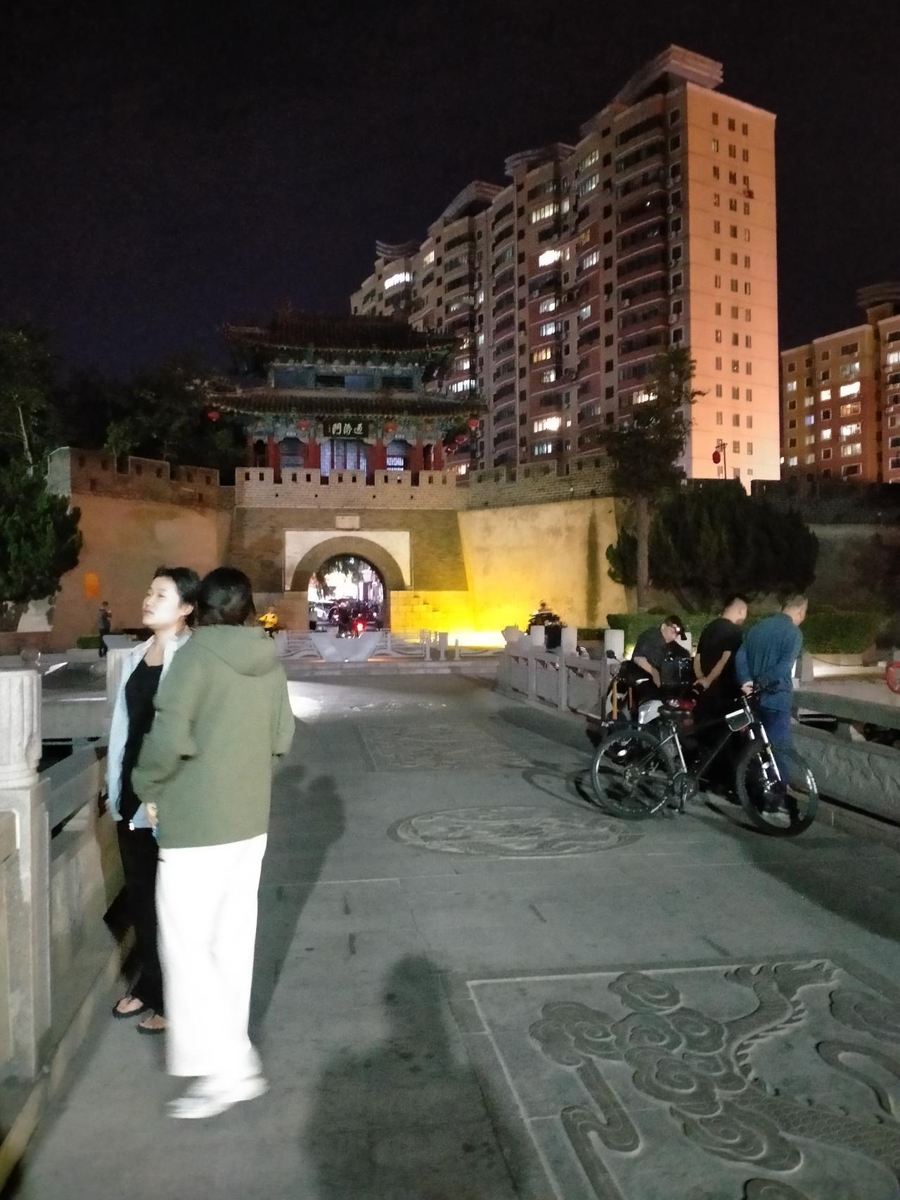 下联有请
岁岁平安佳运到，
年年有余迎新春。