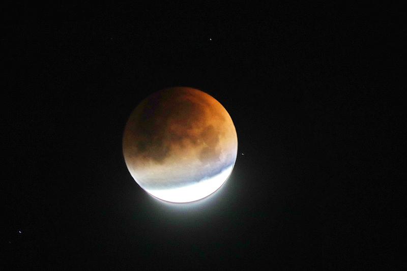 今年元宵节，“血月”天文奇观现身，却在网上引发了恐慌。什么“元宵逢血月，必有大灾