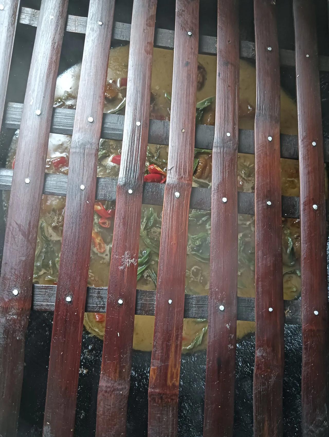 #秋日生活打卡季#农村的柴火🔥锅都还有印象不？平常一般不用的，今天烧公鸡🐓的