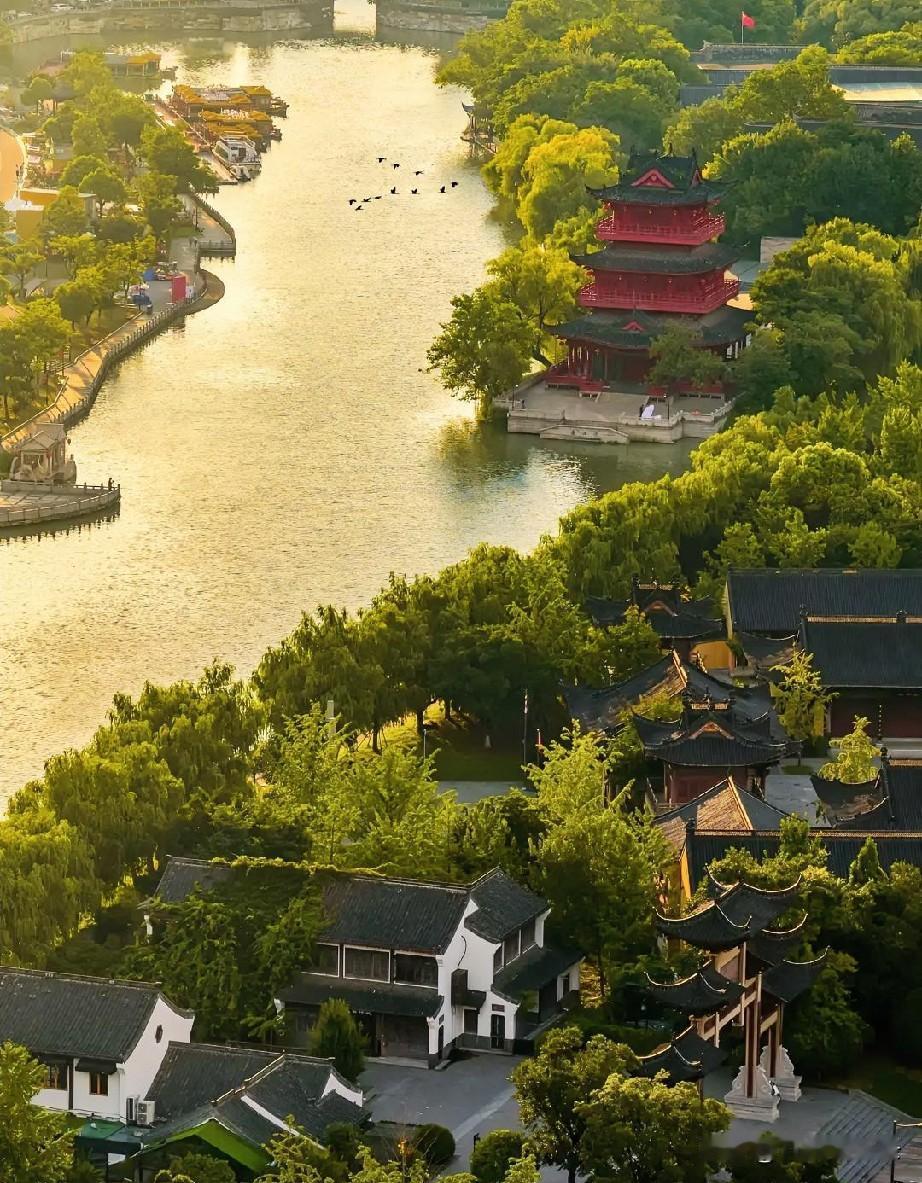 若要论老淮阴的魂，
从来不在市井喧嚣，也不在亭台雅致，
而在大闸口向东，那一脉悠