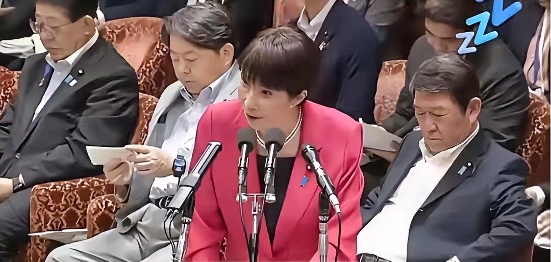 日本外相茂木敏充在国会预算审议时，趁着高市早苗讲话直接睡着了，呼噜声还被录下来，