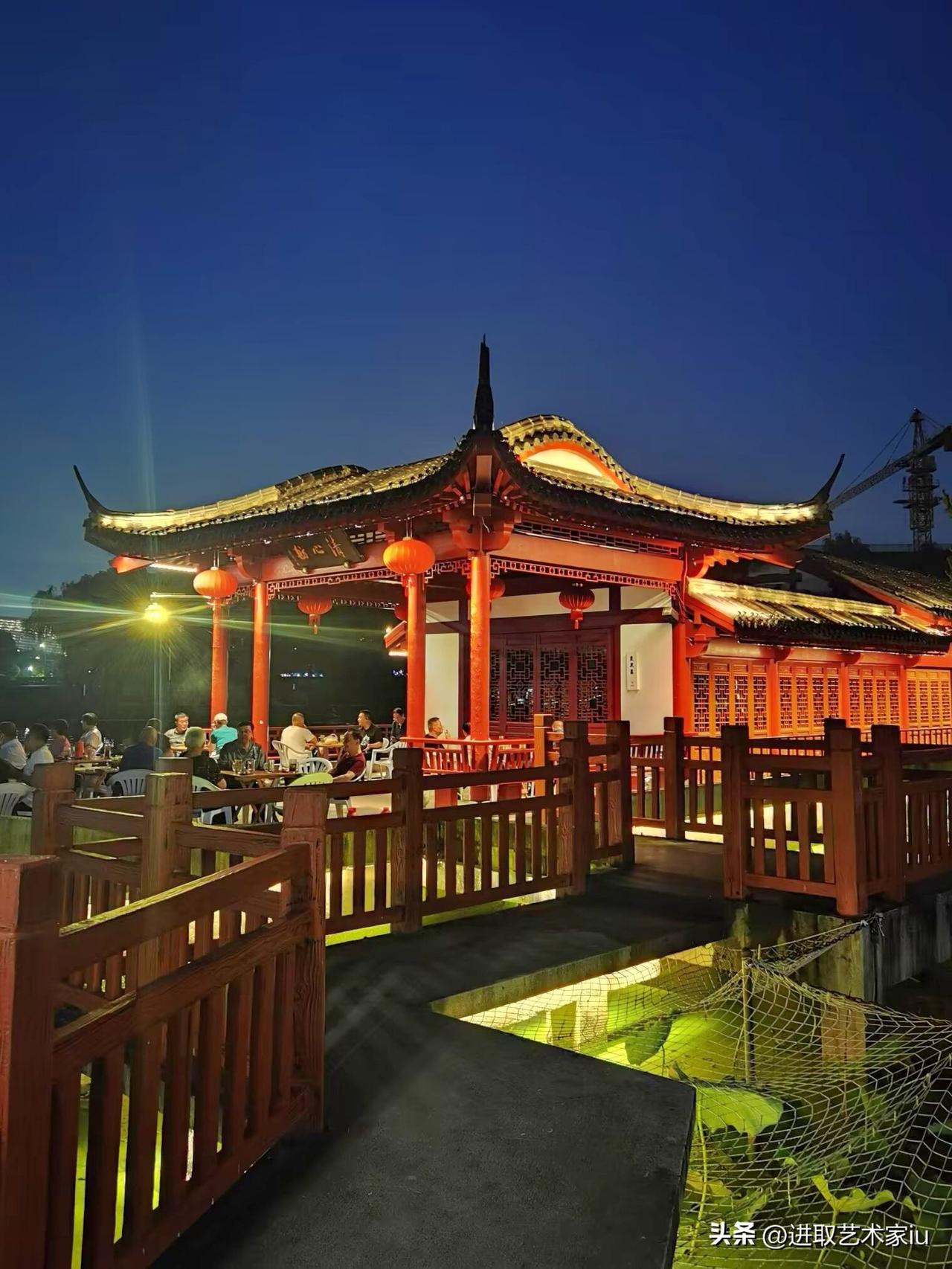 晚上逛了一圈回来，家乡夜景如画，美景天城，流光溢彩，美不胜收！打卡点杭州萧山区南
