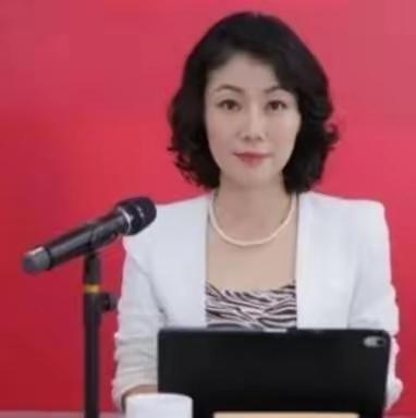 中国最贵的女秘书：年薪849万，虽已年近50岁了，还像个少女。这位女秘书就是朱旭