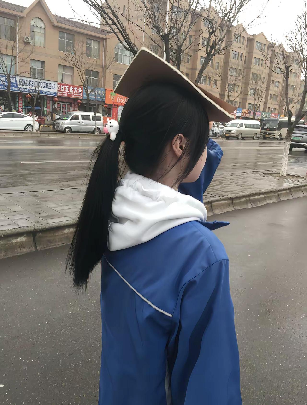 你的十三十四岁太耀眼了  哪怕最后我们相看两厌  想起那时的你  我还是会轻轻的