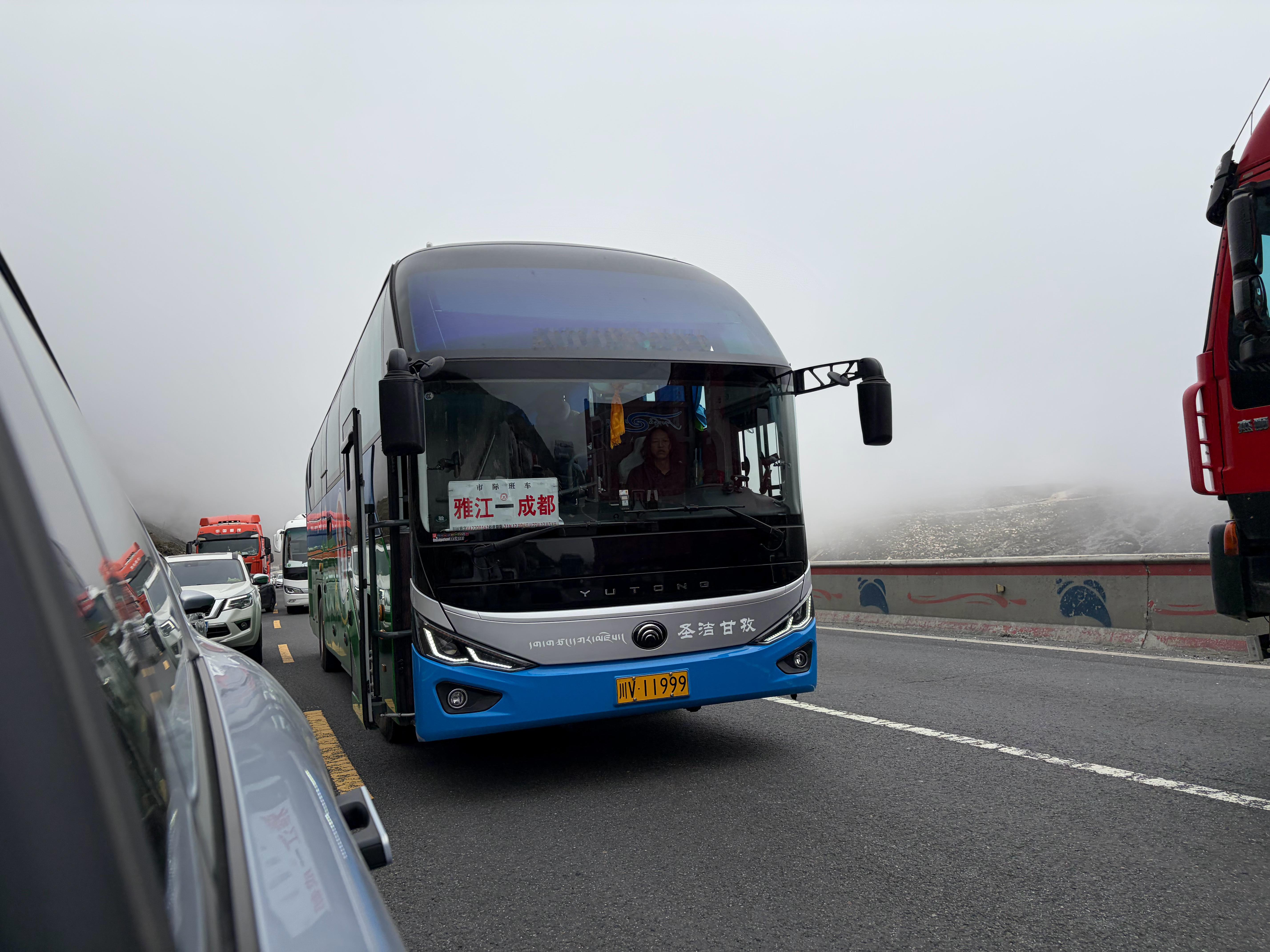 318上的一排排逆行加塞车待会儿让一个车逆行加塞到我前面算我输算我这么多车白开 