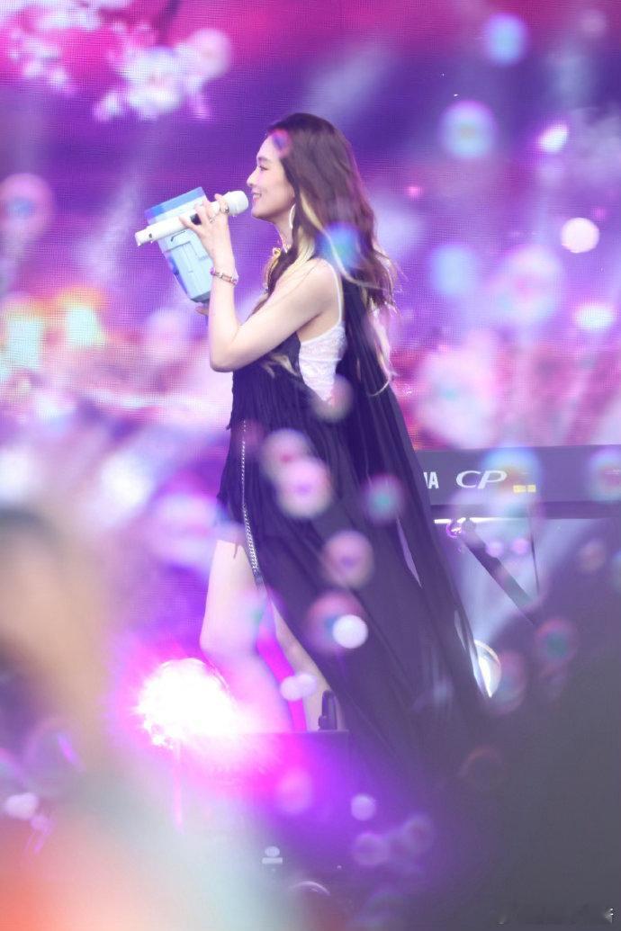 陈昊宇泡泡岛舞台陈昊宇也是在家门口唱上了 陈昊宇今天的舞台，暗黑长裙配御姐气场，