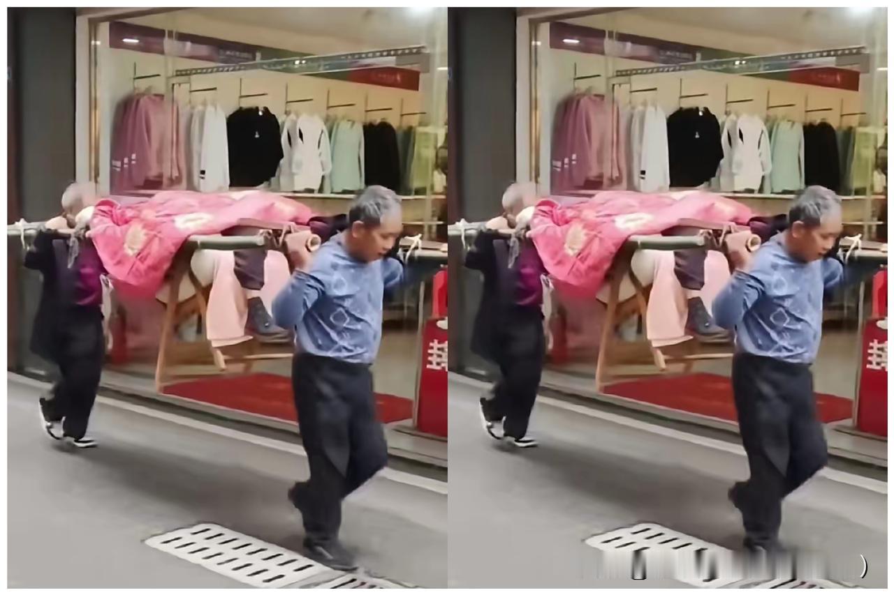 谁看了这俩老兄弟抬娘看病的画面不眼眶发热啊！94岁的老娘要就医，72岁的大哥抬后