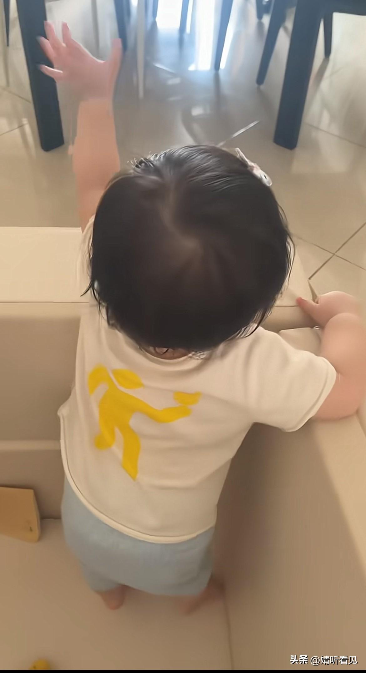 方媛新更视频晒出三宝女儿学跳鲨鱼舞的模样，小小的小家伙在客厅的围栏里跟着音乐晃着