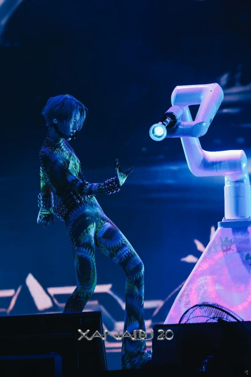 机器人街舞团上演唱会了 哇哦！刘雨昕居然联动了宇树人形机器人G1和ABB PoW