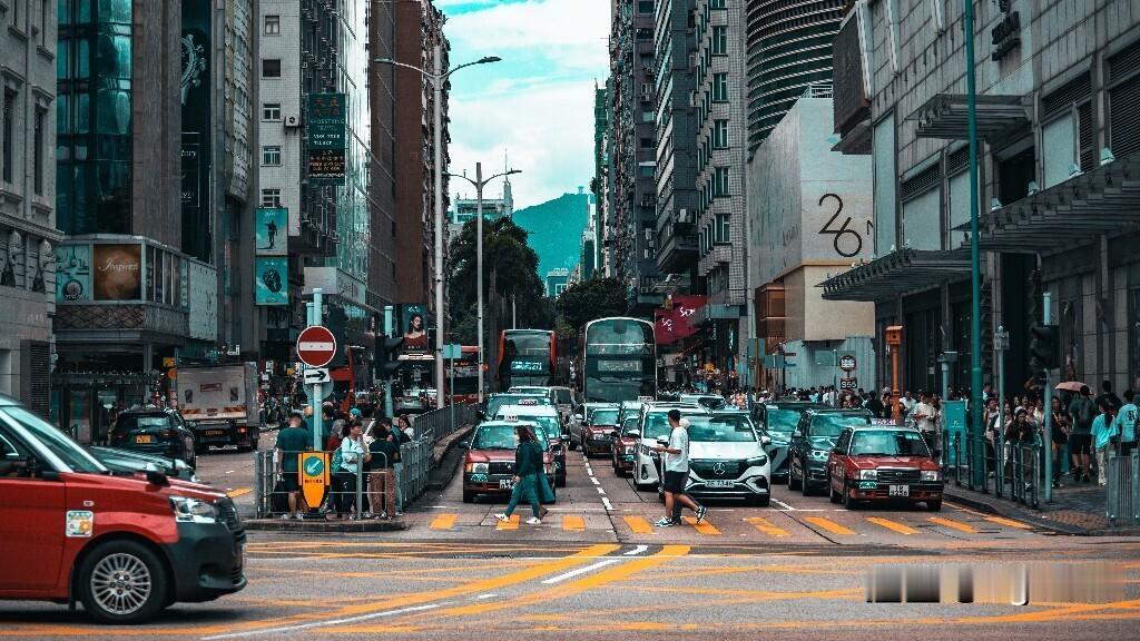香港街景的辨识度可谓是“独一无二”
中间没有绿化带、双层巴士、独特的的士以及路牌
