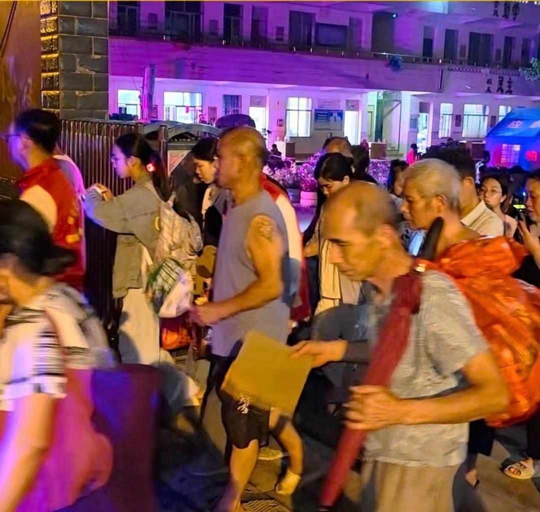 柳州地震叠加大雨 希望大家都能平平安安的。