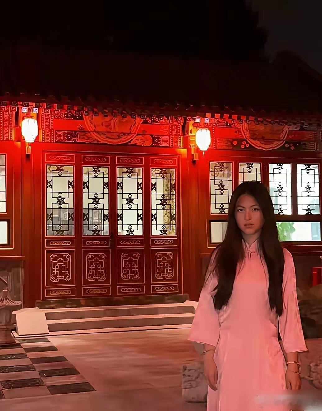 李湘女儿王诗龄，太瘆人了吧[惊恐]。回到北京的王诗龄，迫不及待的晒自家大院子。看