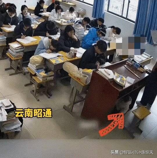 云南，一男老师将自己一岁多的孩子，每天带到教室上授课。后因男老师课堂上的授课视频