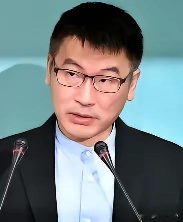 梁文杰认怂了！陆委会的梁文杰突然说话吞吞吐吐，说什么两岸根本不是不同民族的问题，